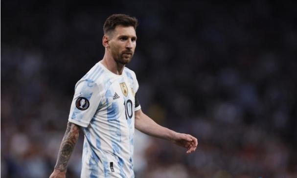 女子砍伤踹门打人男子被认定正当防卫，检方作出不批捕决定